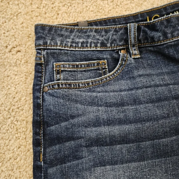 Lauren Conrad Women's Size 16 Sixteen Denim Shorts Distressed - Picture 5 of 12